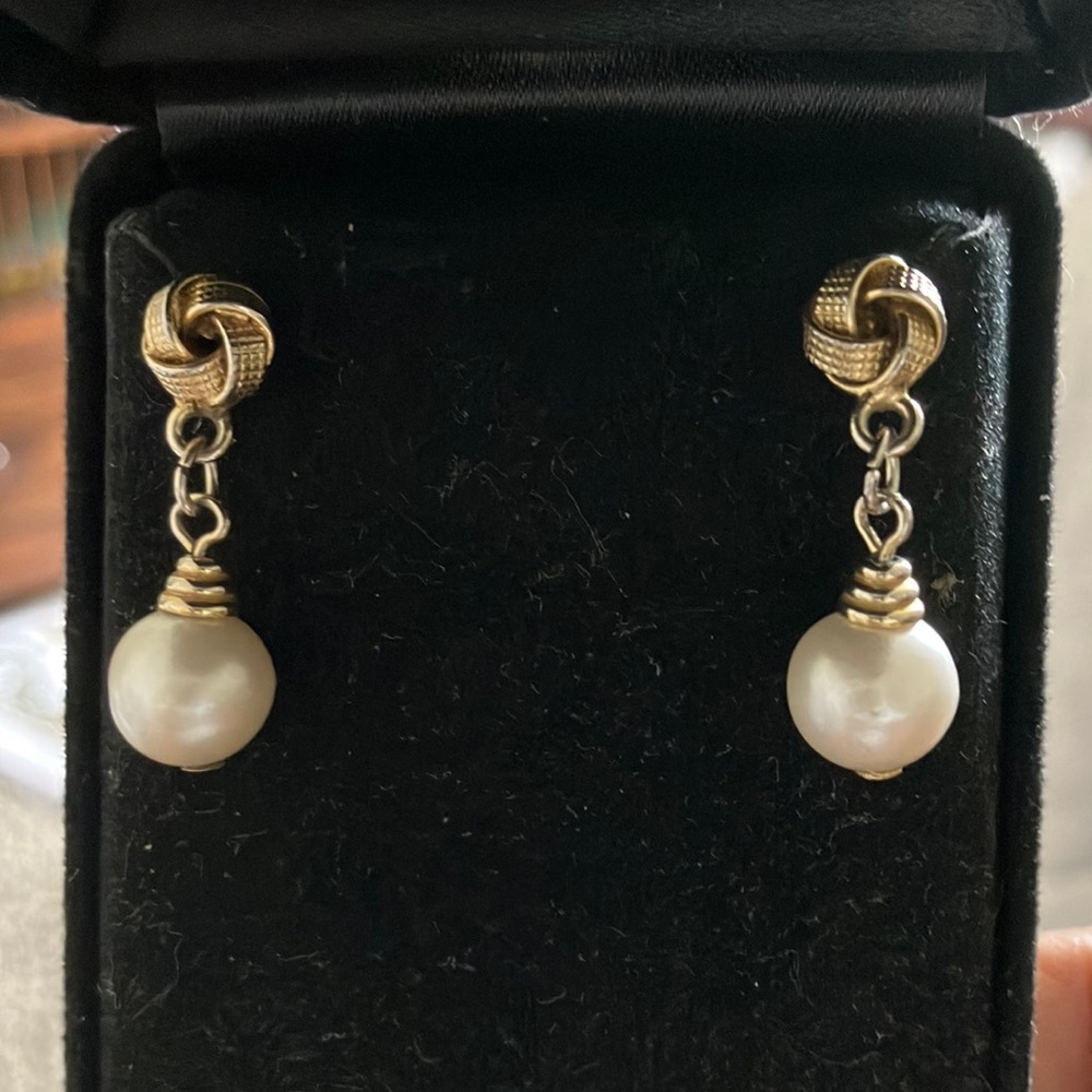 Vintage Pearl and Gold Tone Earrings.